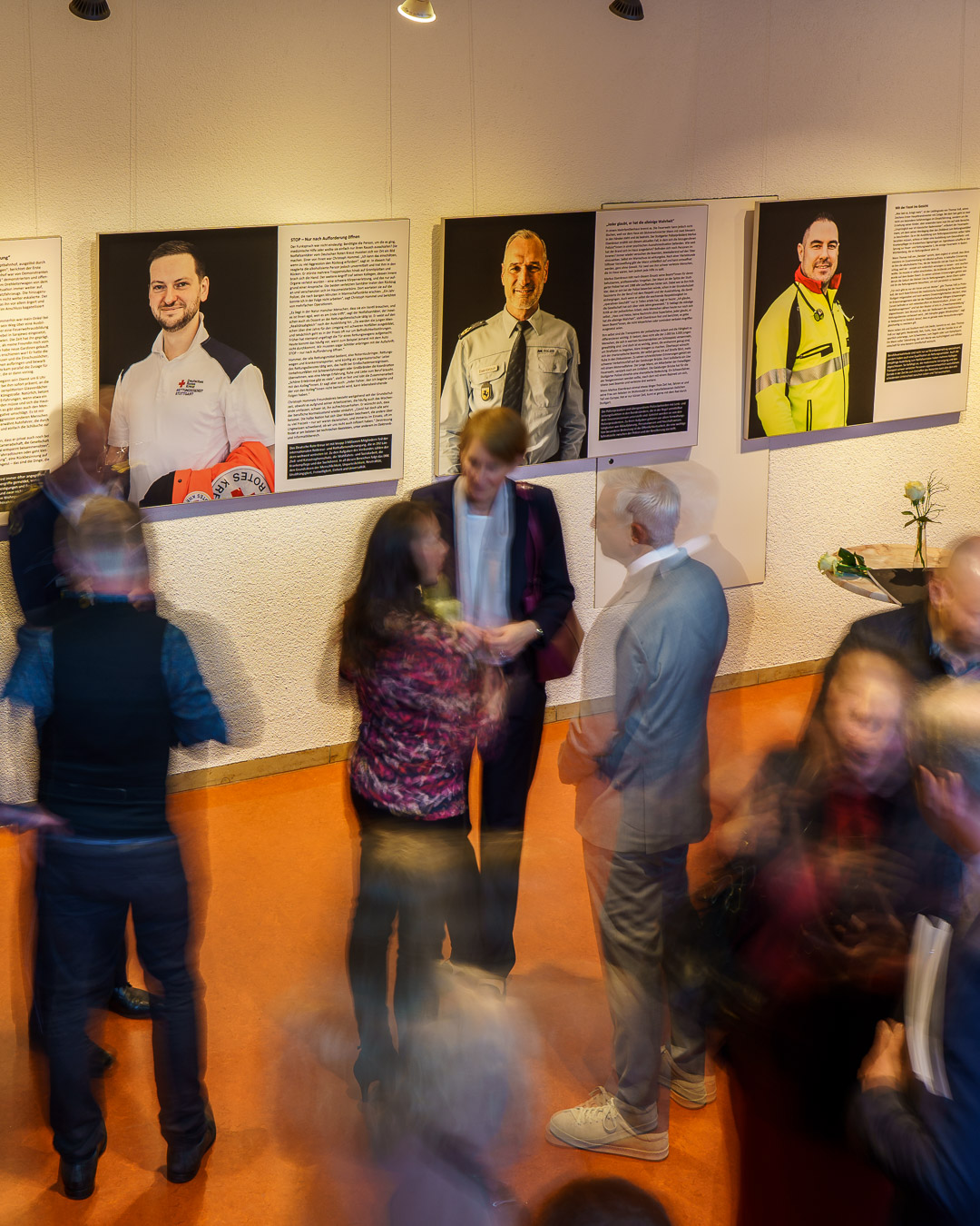 Viele Gäste stehen und unterhalten sich.