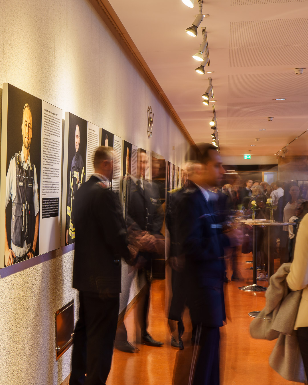 Viele Besucher stehen unter unterhalten sich.