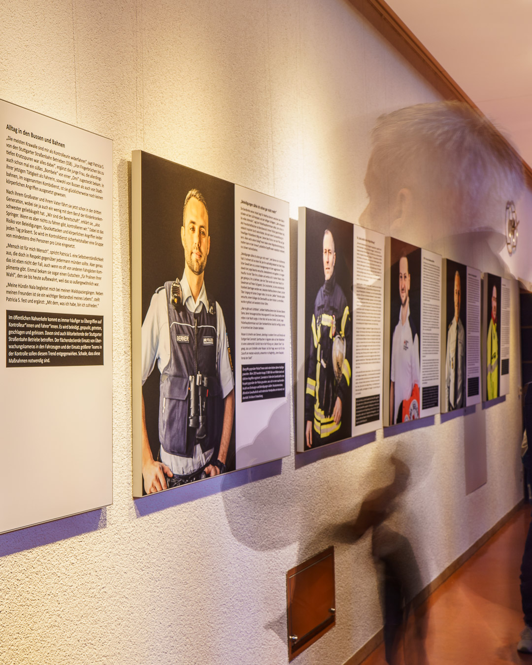 Ein Besucher schaut sich ein Porträt an.