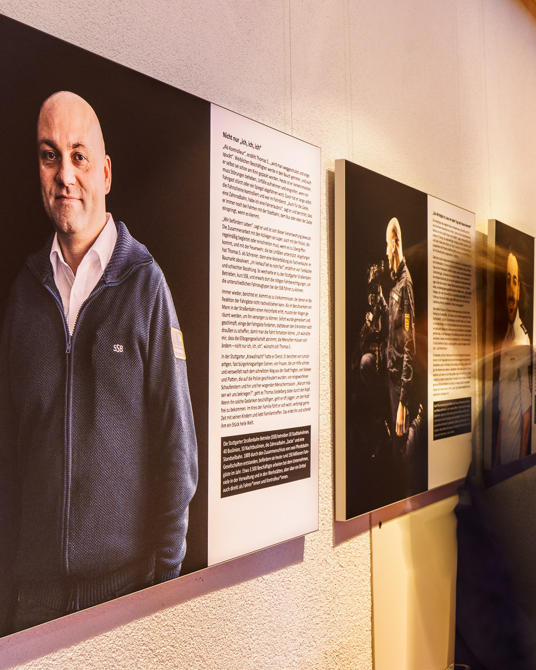 Ein Besucher schaut sich das Porträt eines SSB-Mitarbeiters an.