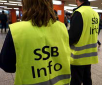 Infopersonal an der Haltestelle mit gelben Westen mit der Aufschrift "SSB Info"
