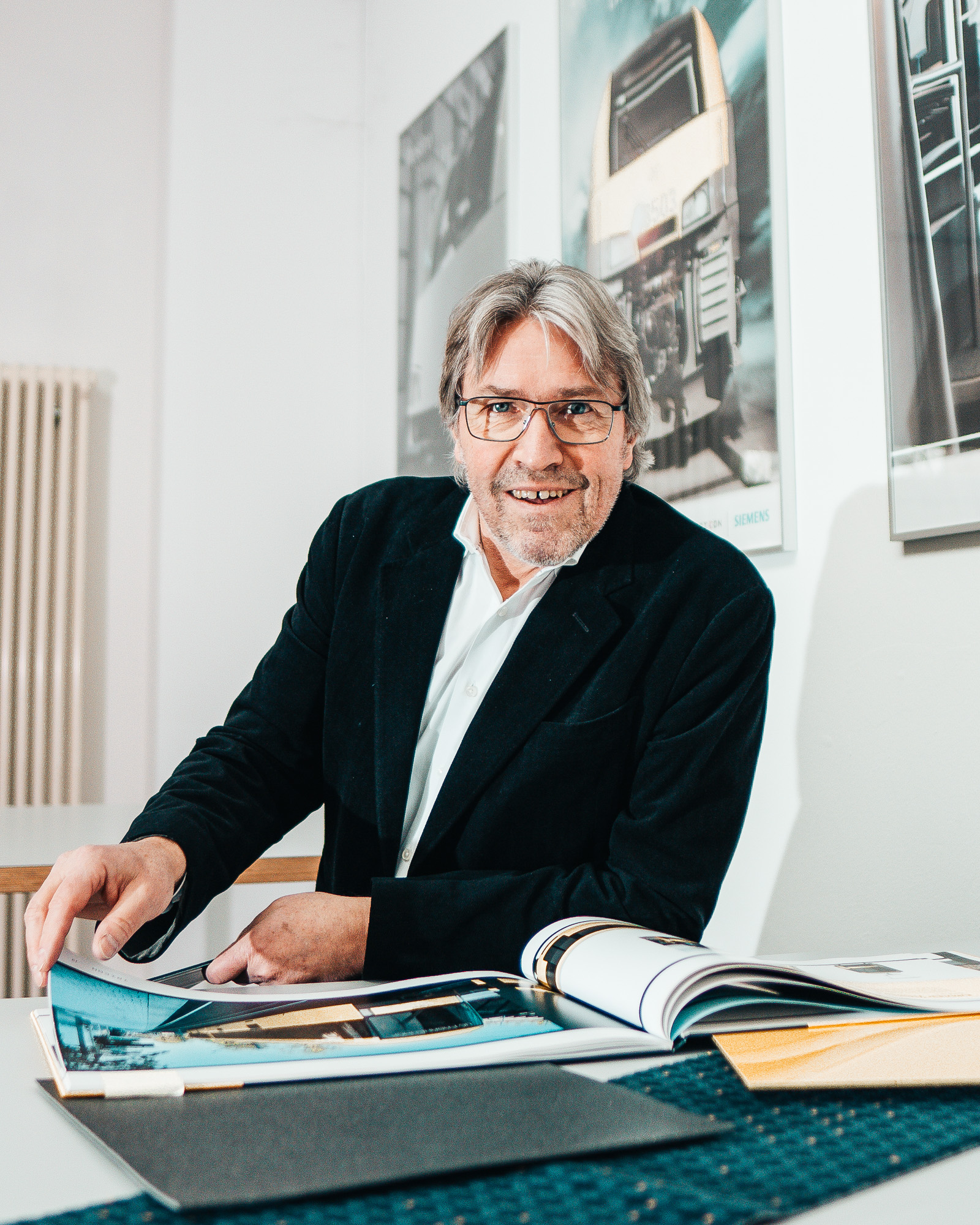 Designer Frank Schuster lächelt.