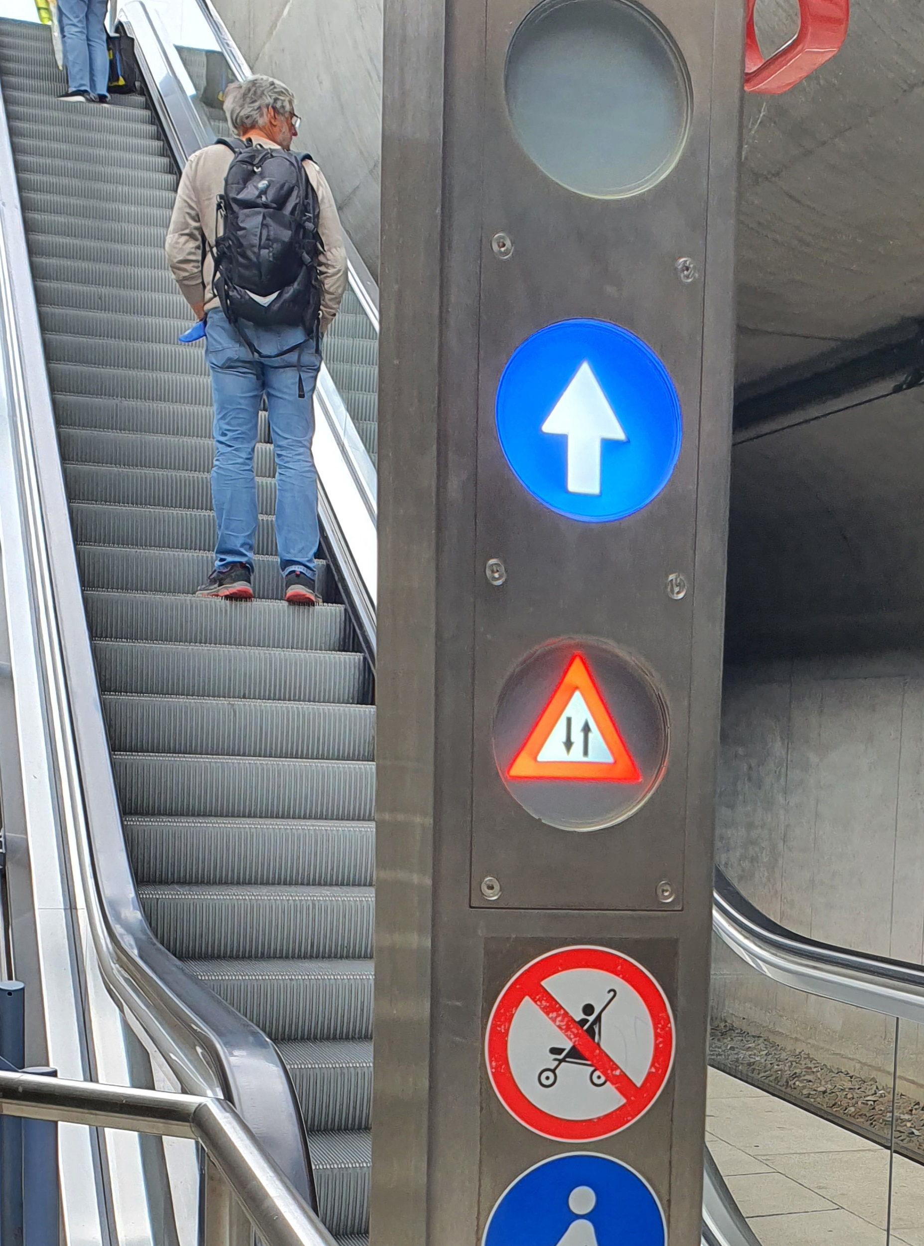 Person fährt eine Rolltreppe hoch