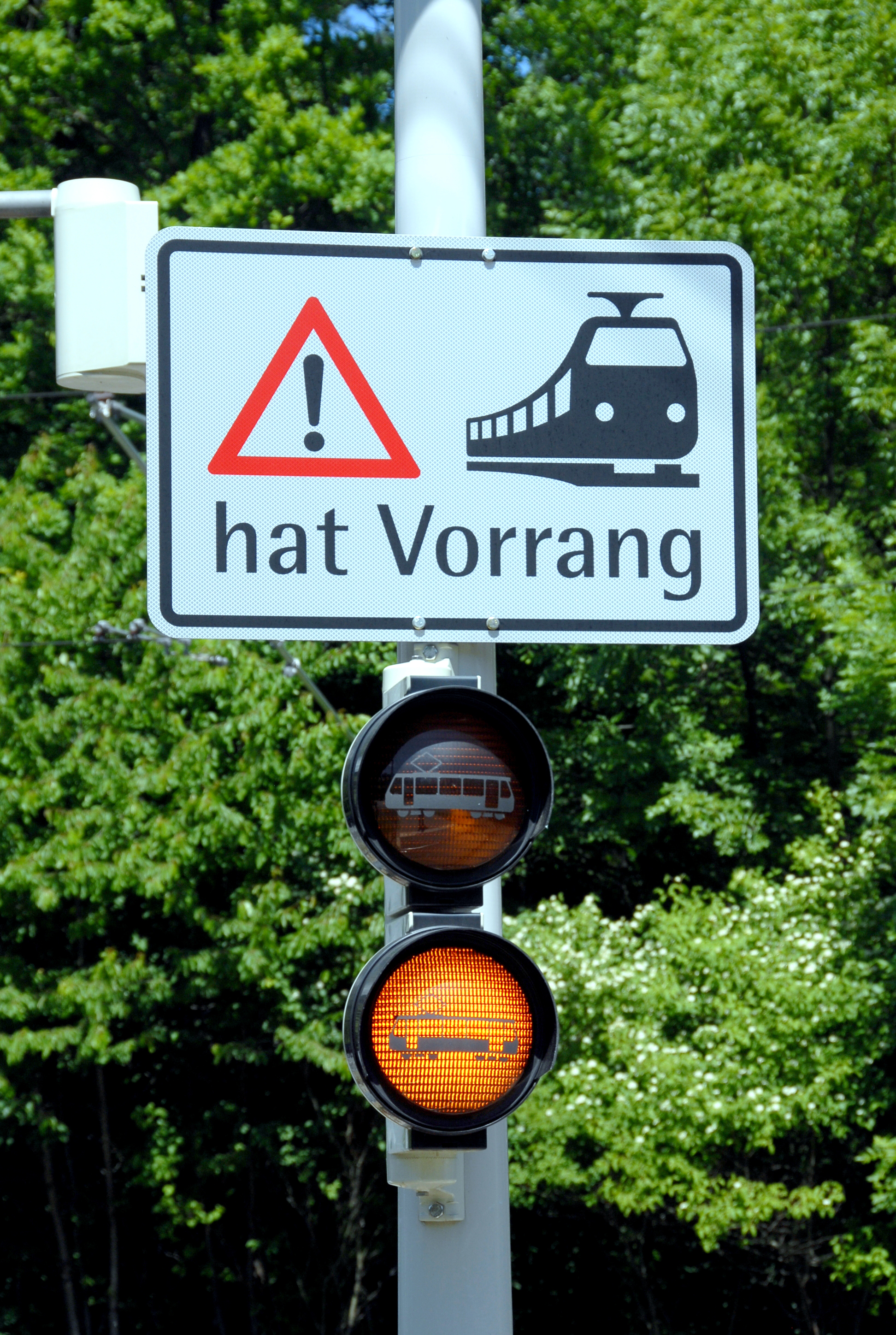 Blinklicht an der Haltestelle leuchtet