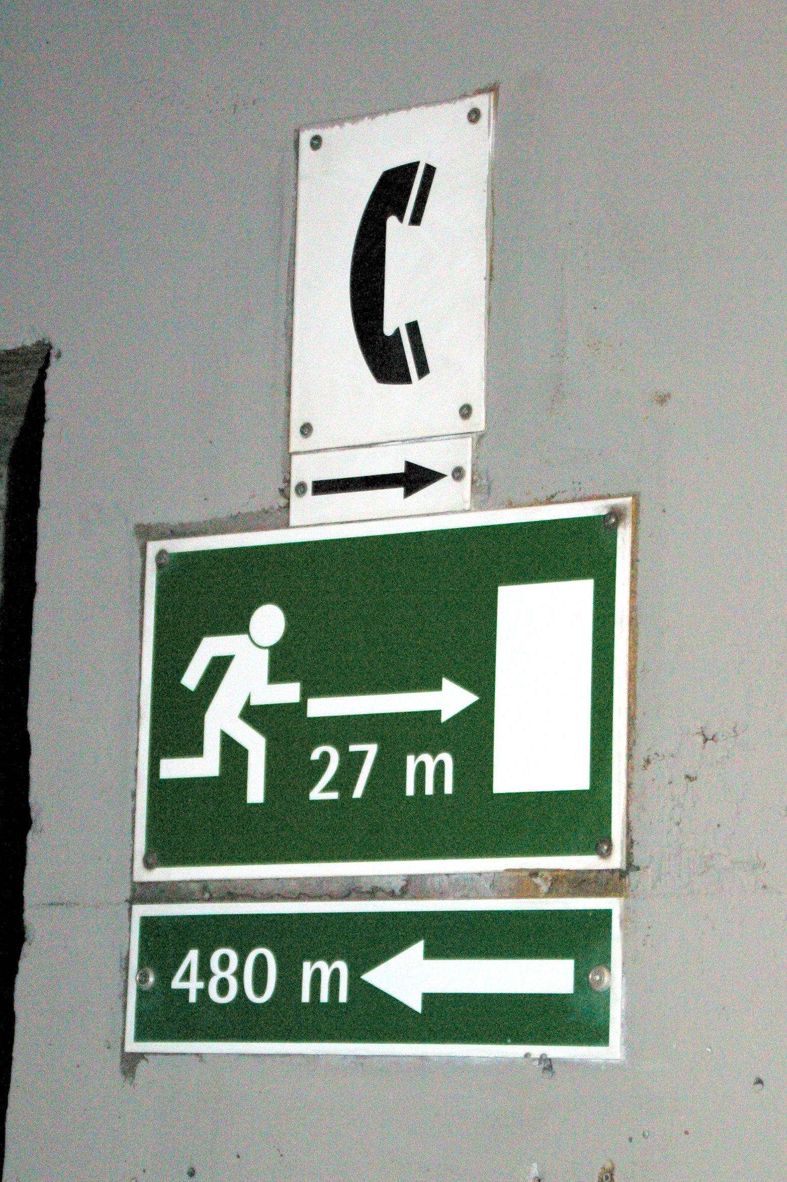 Notausgangschilder in einem Tunnel