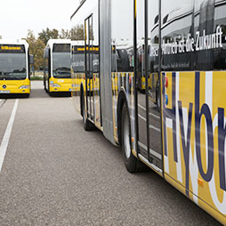 Seitenansicht eines Busses mit Aufschrift Hybridbus