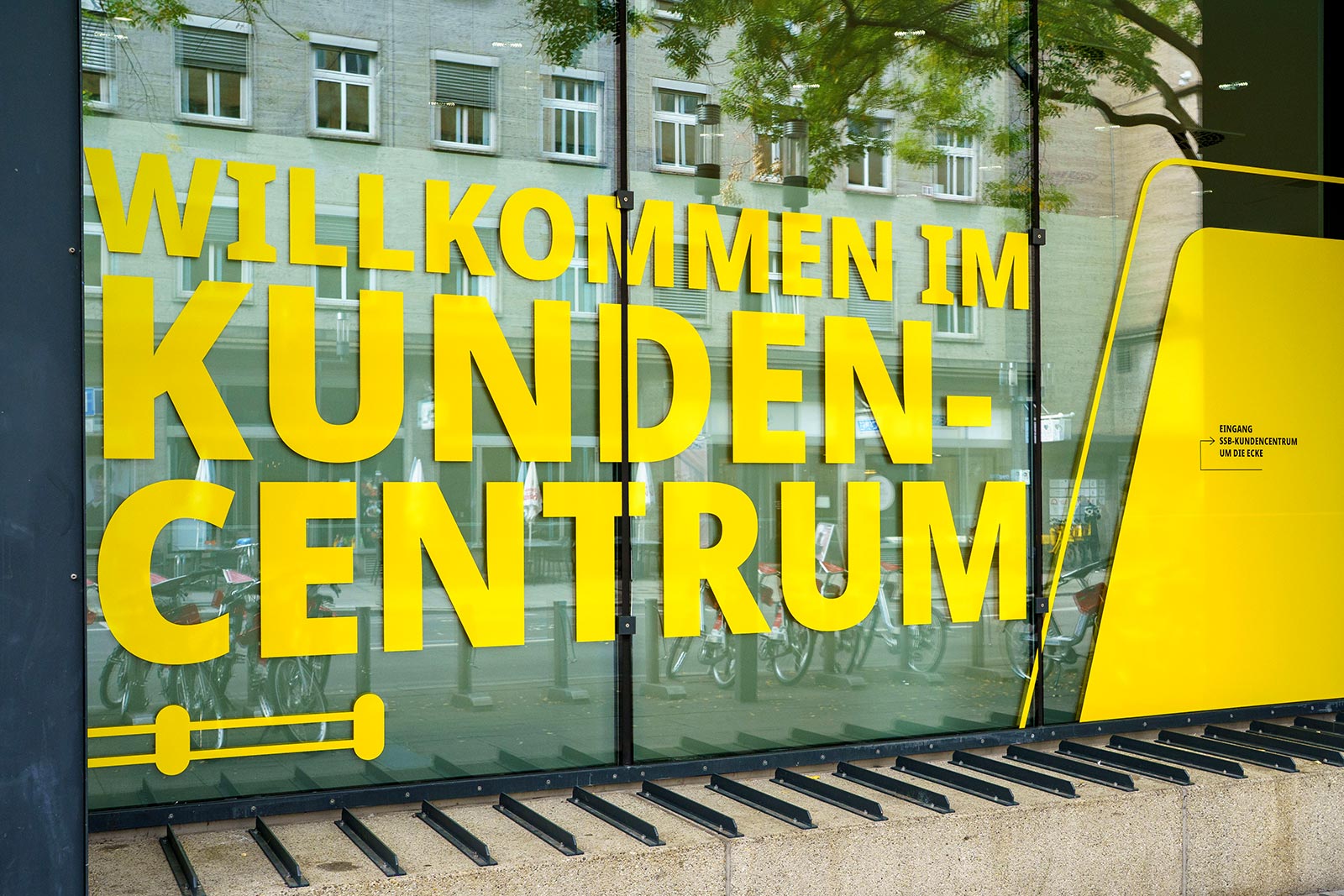Die Außenansicht des KundenCentrums Lautenschlagerstraße mit einer Willkommenstextbeklebung.