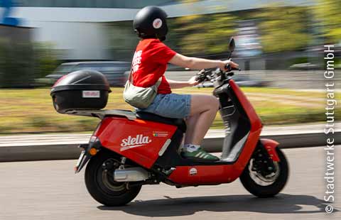 Roter E-Motor-Roller von stella-sharing