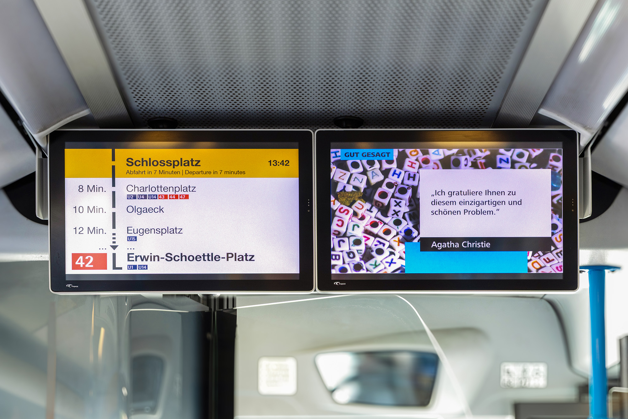 Doppelbildschirm mit Fahrgastinformationen sowie Werbung im Bus.