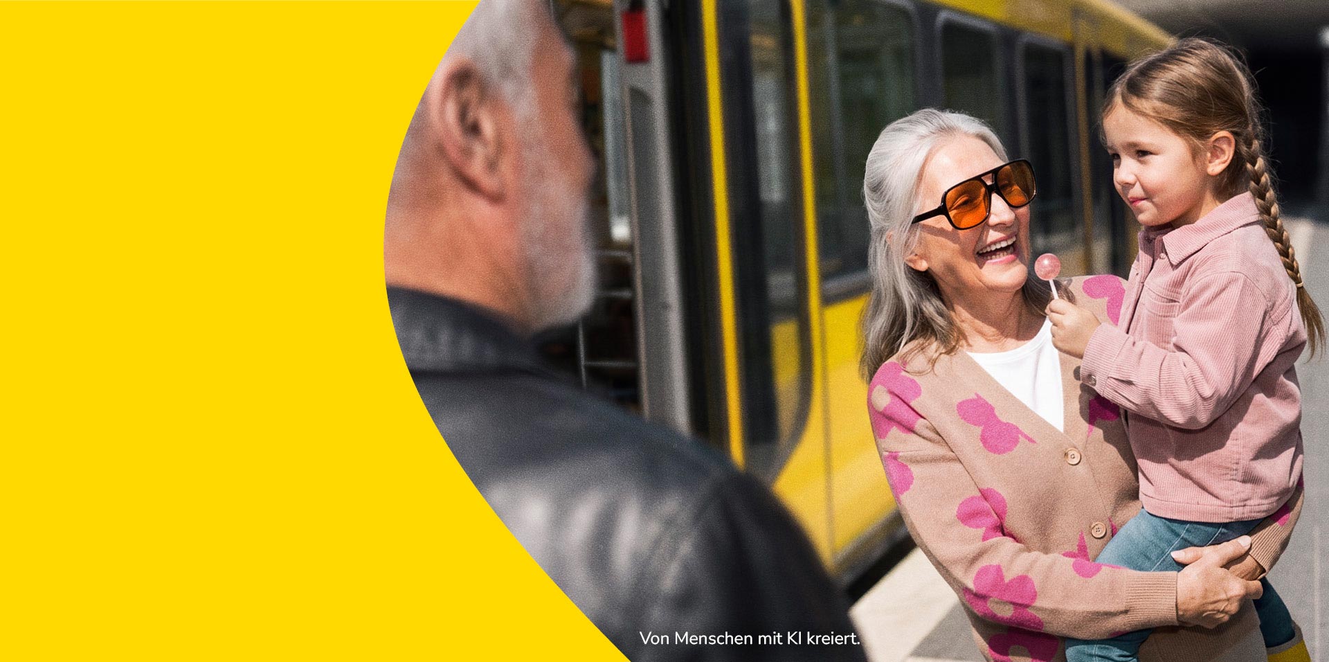 Ein ältere Dame steht neben einer Stadtbahn, trägt ein kleines Mädchen im Arm und lächelt.