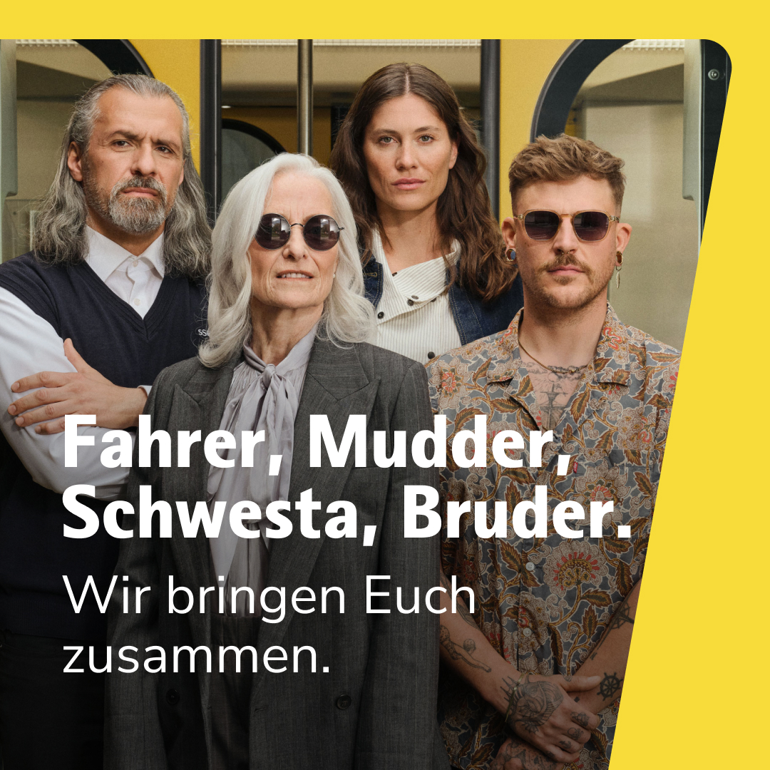Image-Kampagne Fahrer, Mudder, Schwesta, Bruder. Ein Mann im mittleren Alter, eine ältere Frau, eine junge Dame und ein junger Mann stehen vor der Stadtbahntür.