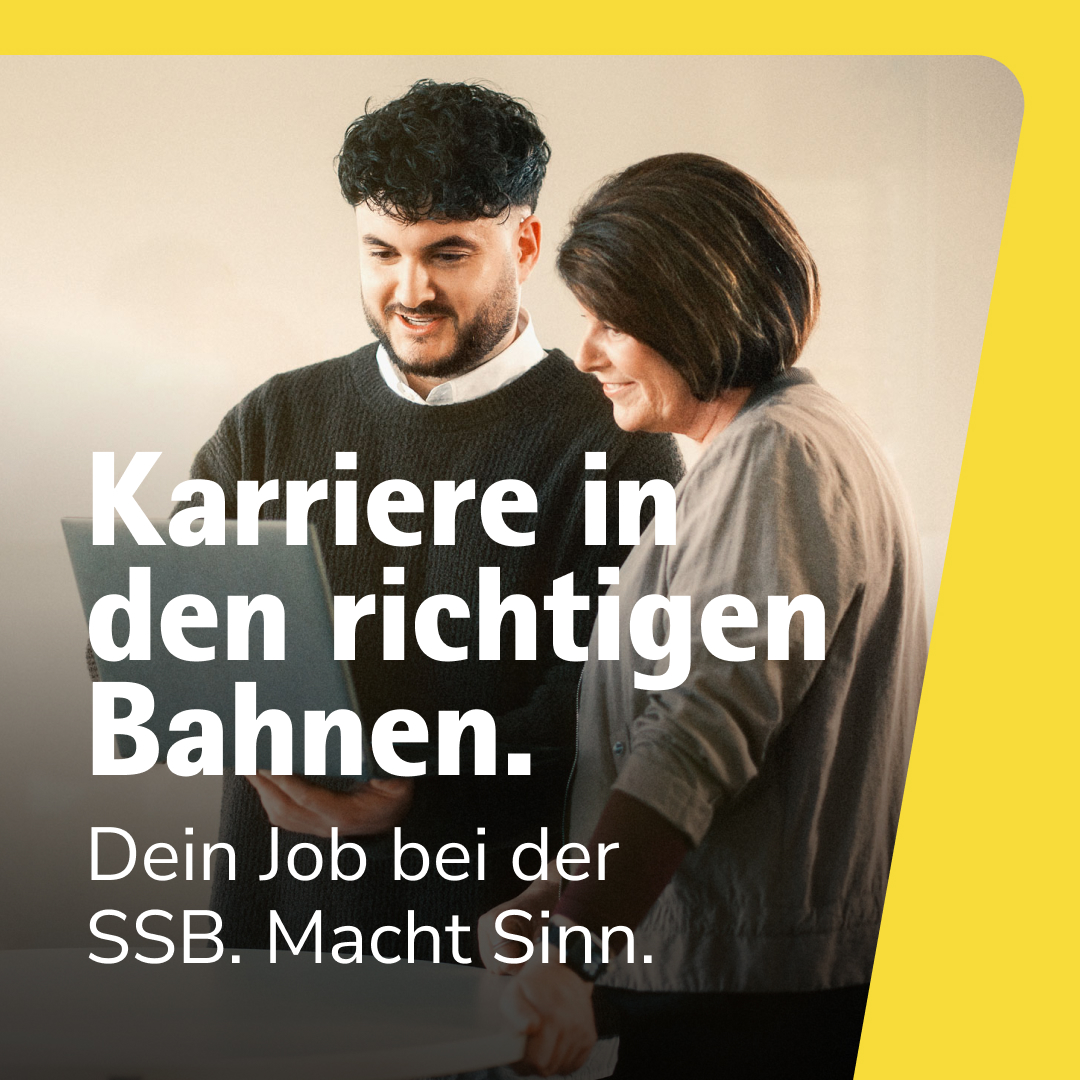 Ein junger SSB-Mitarbeiterin zeigt seiner Chefin etwas auf dem Notebook.