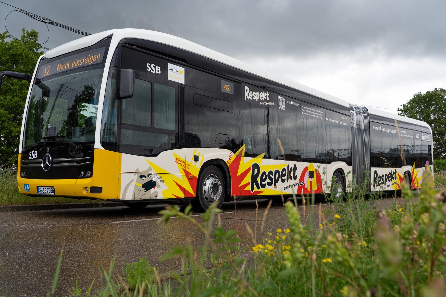 Seitliche Ansicht eines Buses, der mit den Motiven der Respekt-Kampagne beklebt ist.