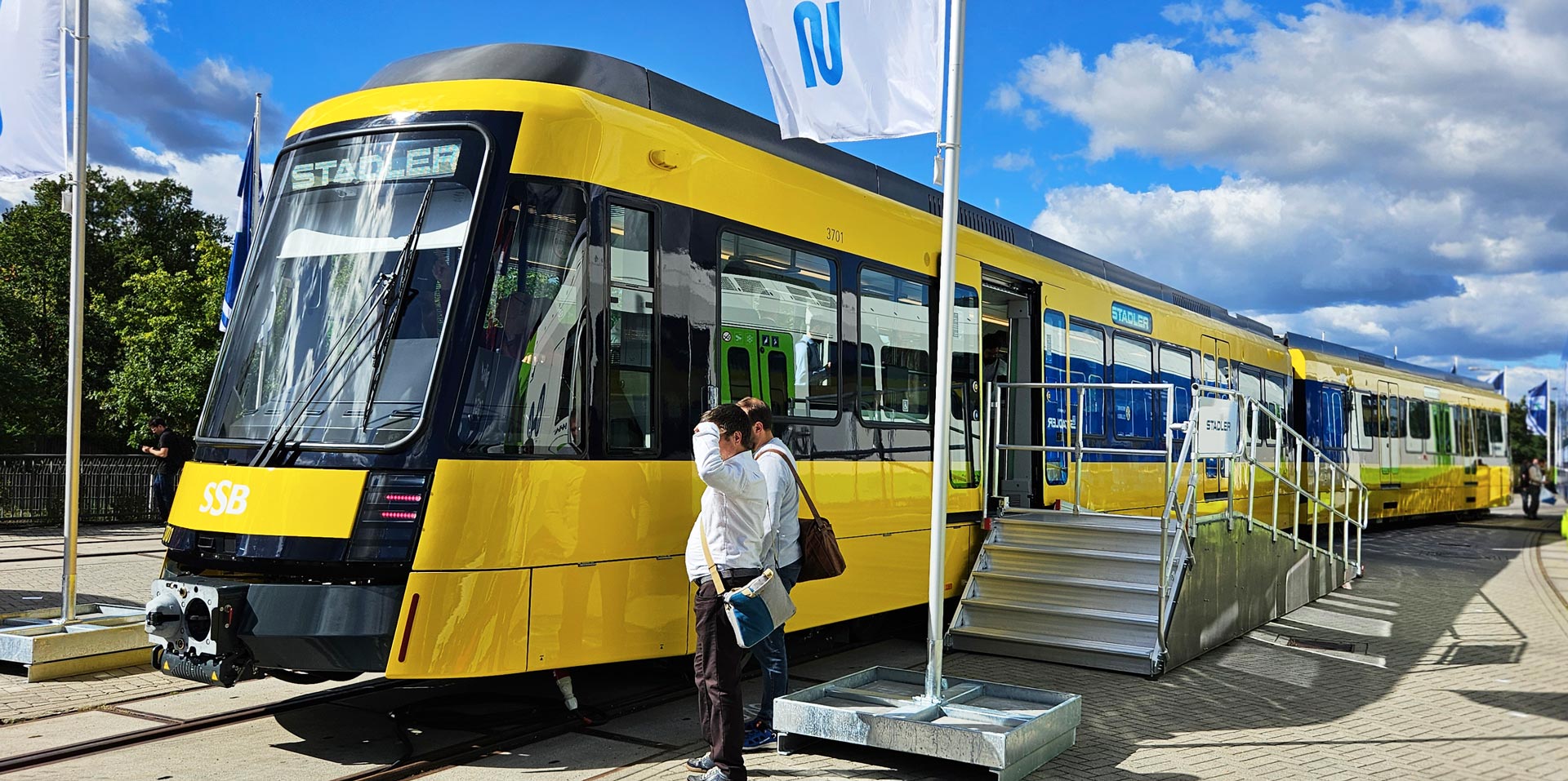 Die neue Stadtbahn S-DT 8.16 wird auf dem Außenbereich der Innotrans-Messe präsentiert.