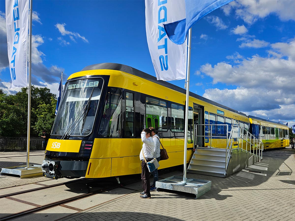 Die neue Stadtbahn S-DT 8.16 wird auf dem Außenbereich der Innotrans-Messe präsentiert.