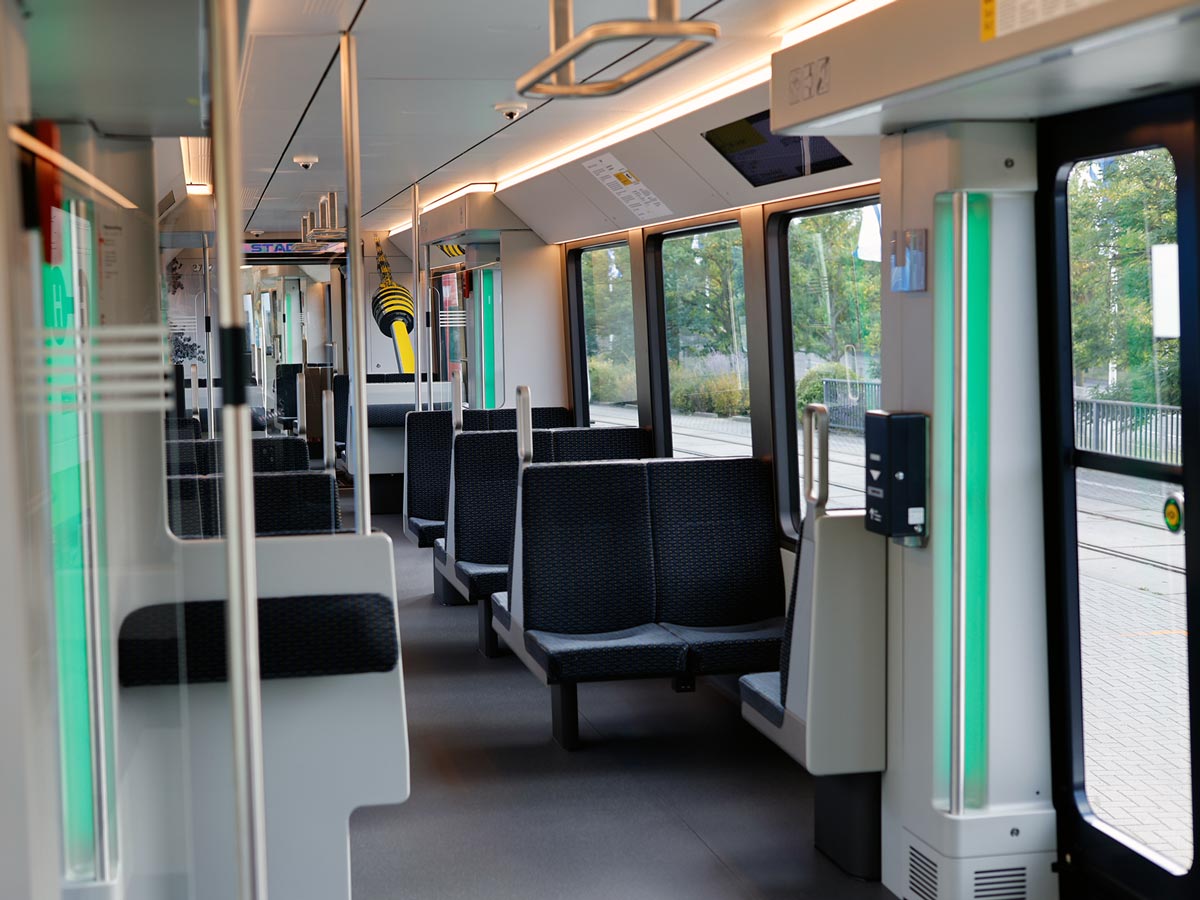 Der Innenbereich des neues S-DT 8.16 Stadtbahnwagens wird auf der Innotrans-Messe präsentiert.