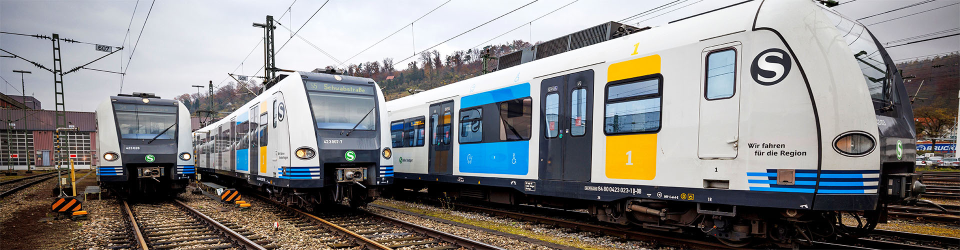 Drei S-Bahn-Fahrzeuge stehen leicht versetzt nebeneinander auf einem Betriebsgelände