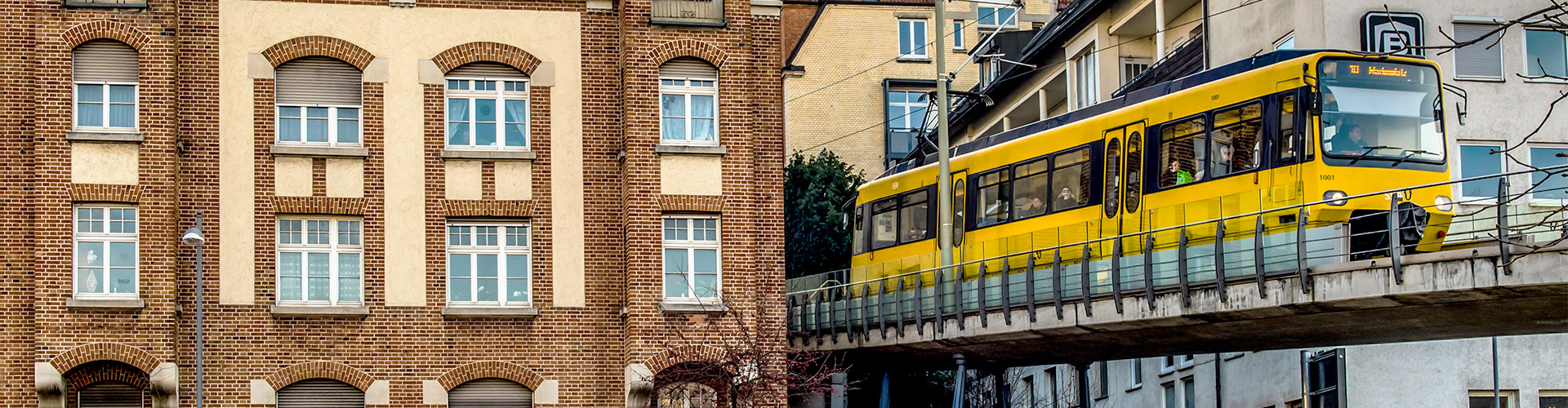 Zahnradbahn auf der Brücke nahe des Marienplatzes