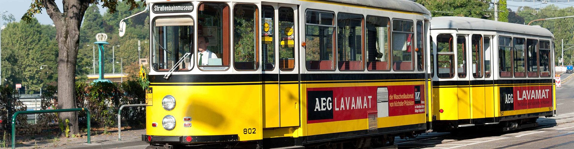 Eine alte Straßenbahn im Einsatz auf der Strecke